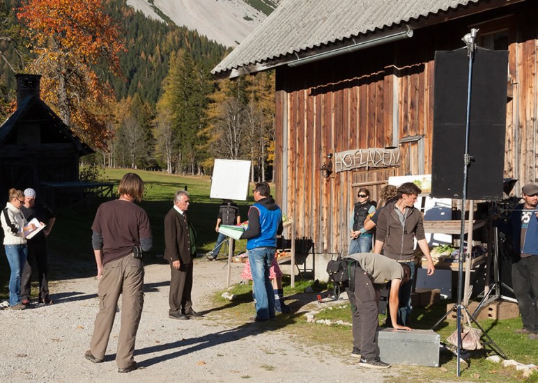 Drehort mit Filmteam vor dem "Hofladen"