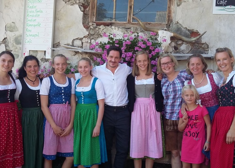 Gruppenfoto der Pernerhof-Damen mit dem Schauspielern am Pernerhof