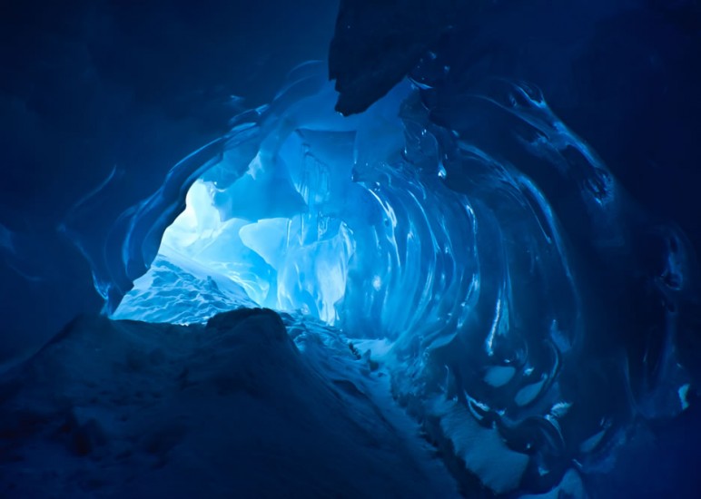 Beleuchtete Eiskunst im Dachstein Eispalast