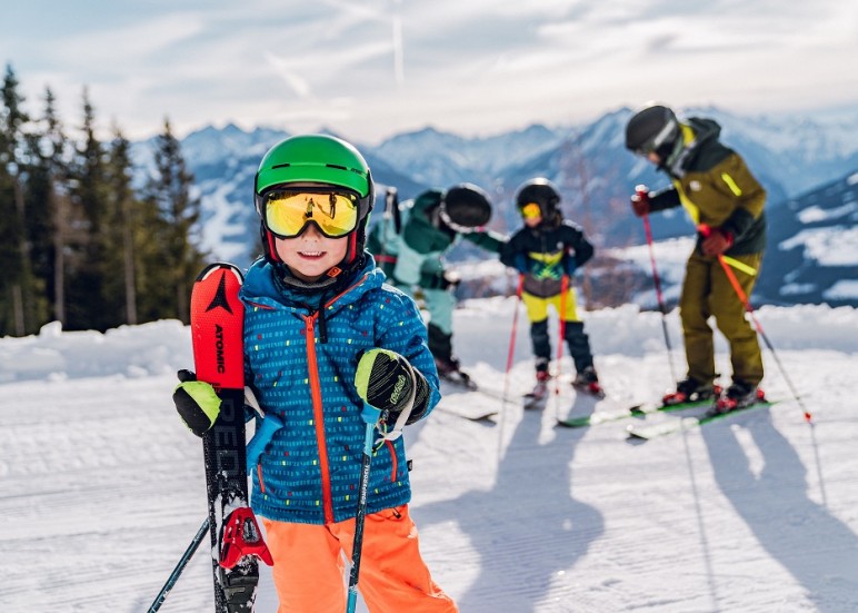 Familie auf einer Skipiste in Ramsau © Christine Höflehner