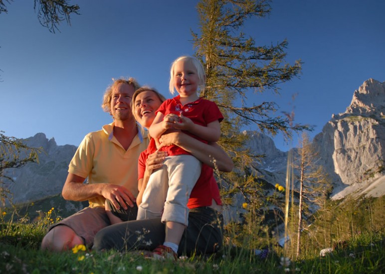 Familie beim Aussicht genießen in Ramsau © TVB Ramsau