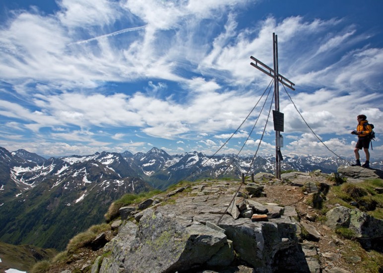 Frau bei einem Gipfelkreuz in der Region Schladming-Dachstein © Schladming-Dachstein, Raffalt