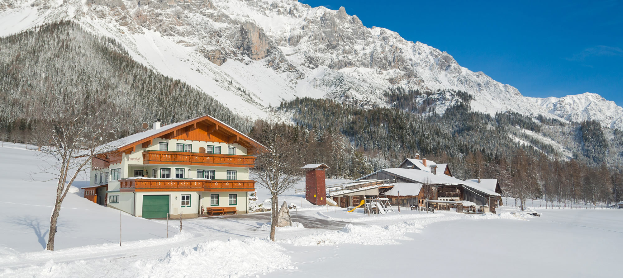 Außenansicht Pernerhof im Winter