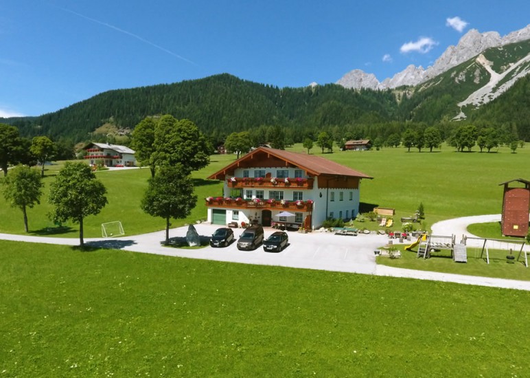 Der Pernerhof mit dem Dachstein im Hintergrund