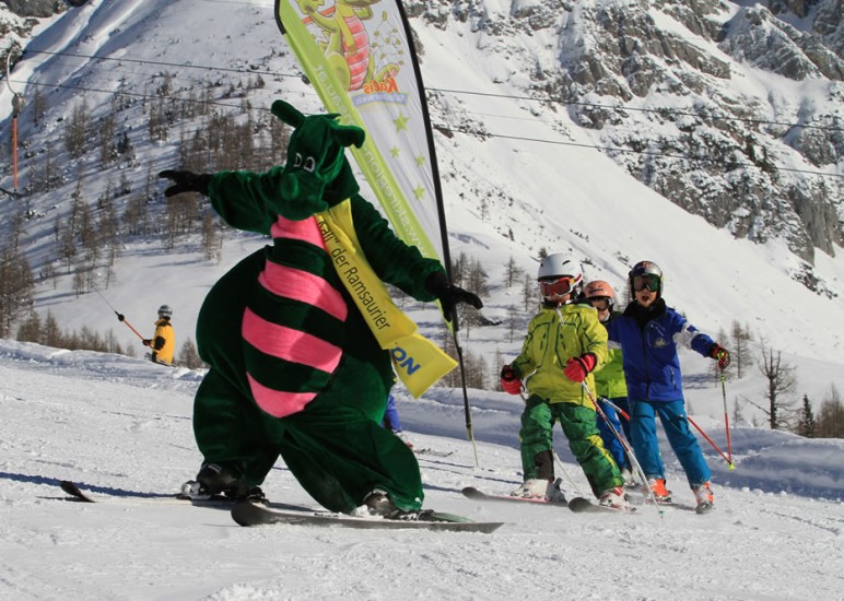 Kali das Maskotchen mit Kindern beim Skifahren © TVB Ramsau