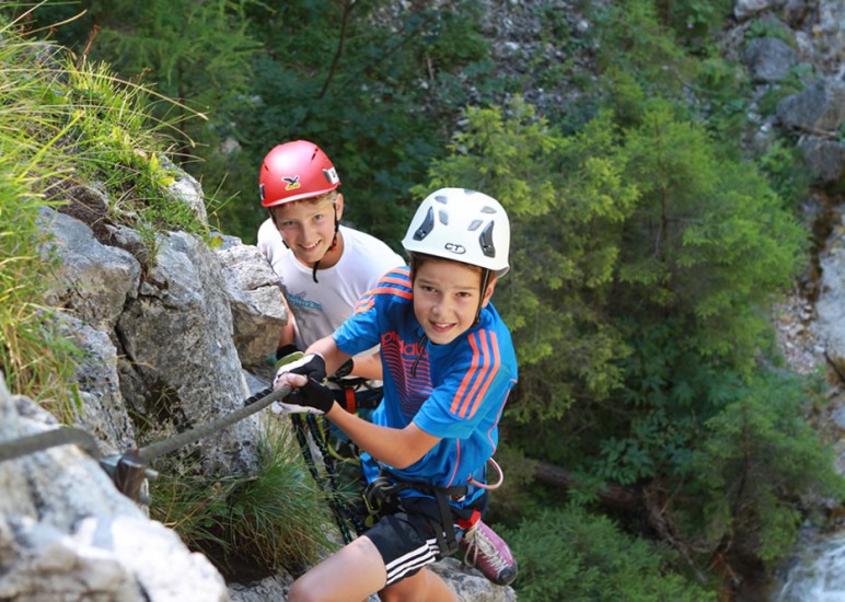 Kinder mit Ausrüstung auf Kinderklettersteig © Schladming-Dachstein, Hans-Peter Steiner