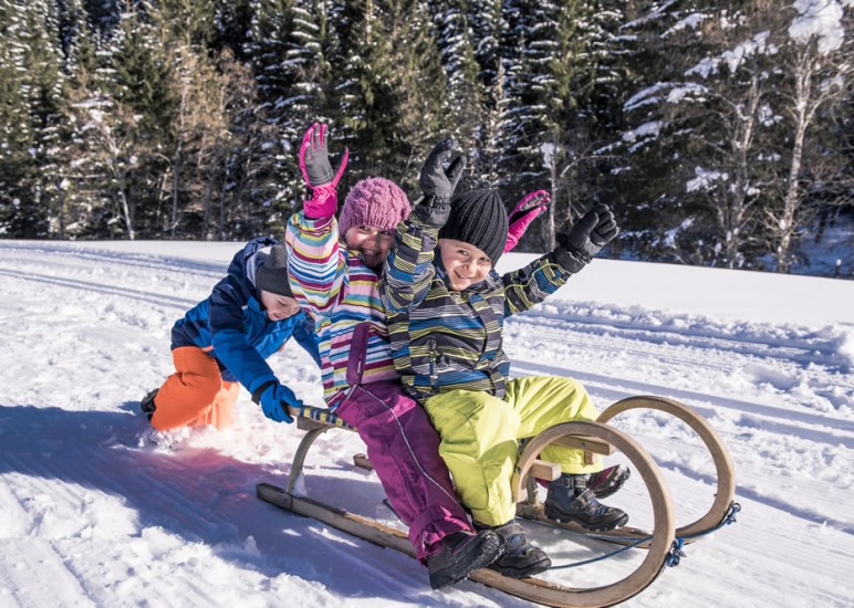 Kinder auf der Rodel in Ramsau