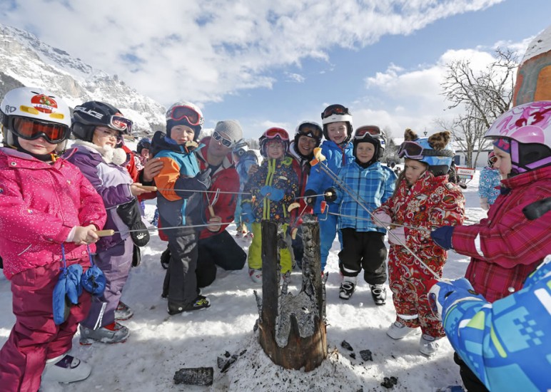 Skischulkinder beim verdienten Grillen