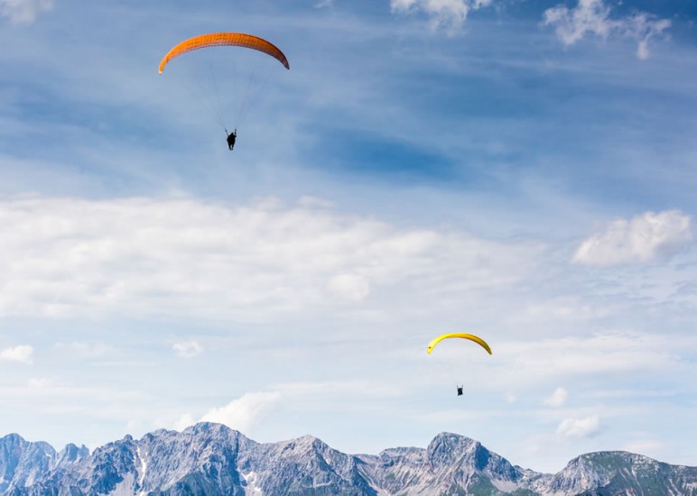 Zwei Paragleiter an einem schönen Wintertag