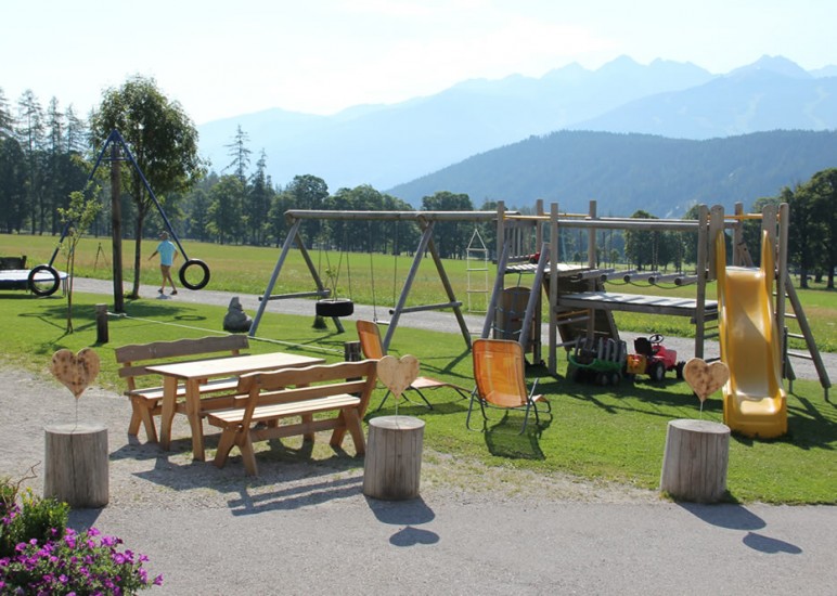 Wunderschöner Ausblick am Spielplatz mit Sitzmöglichkeiten